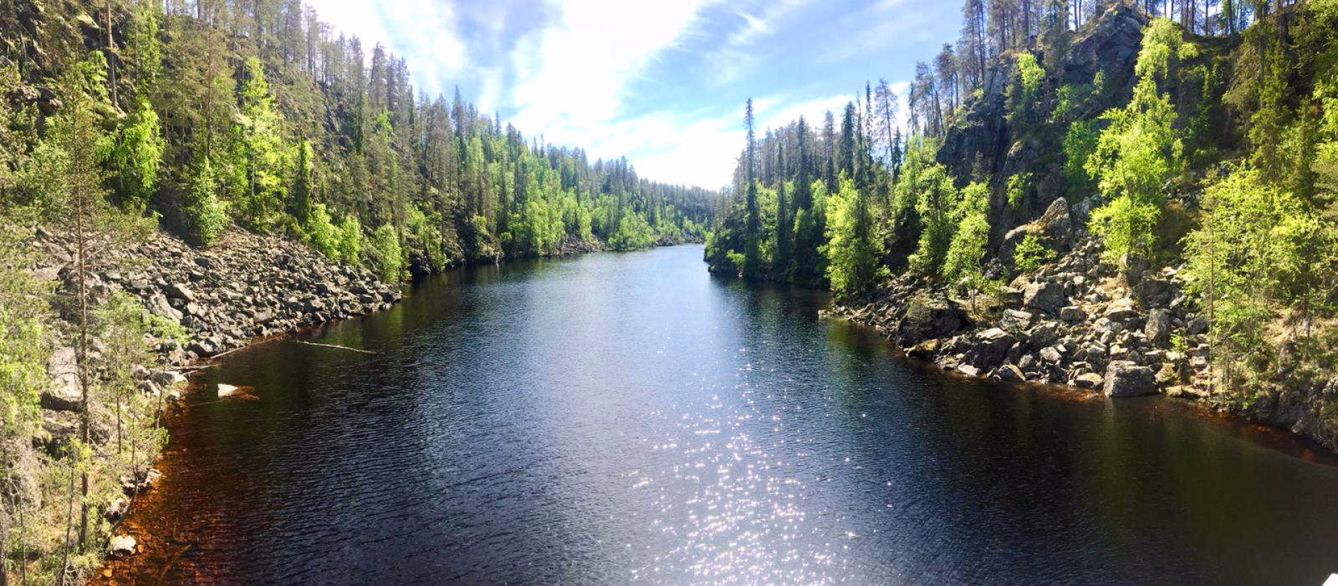 Rivière finlandaise l'été en Laponie