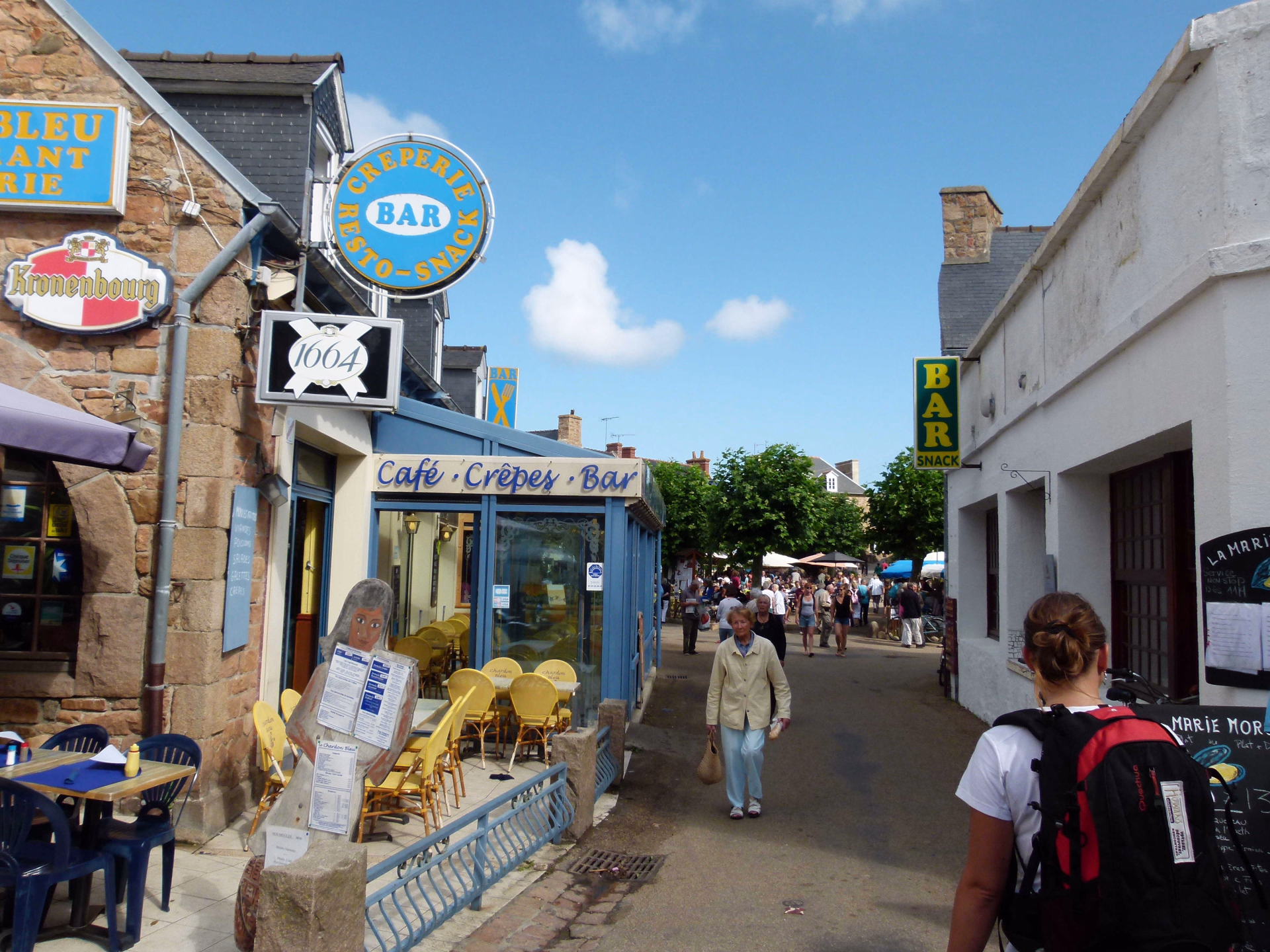 Rue d'un village sur la côte de granit rose