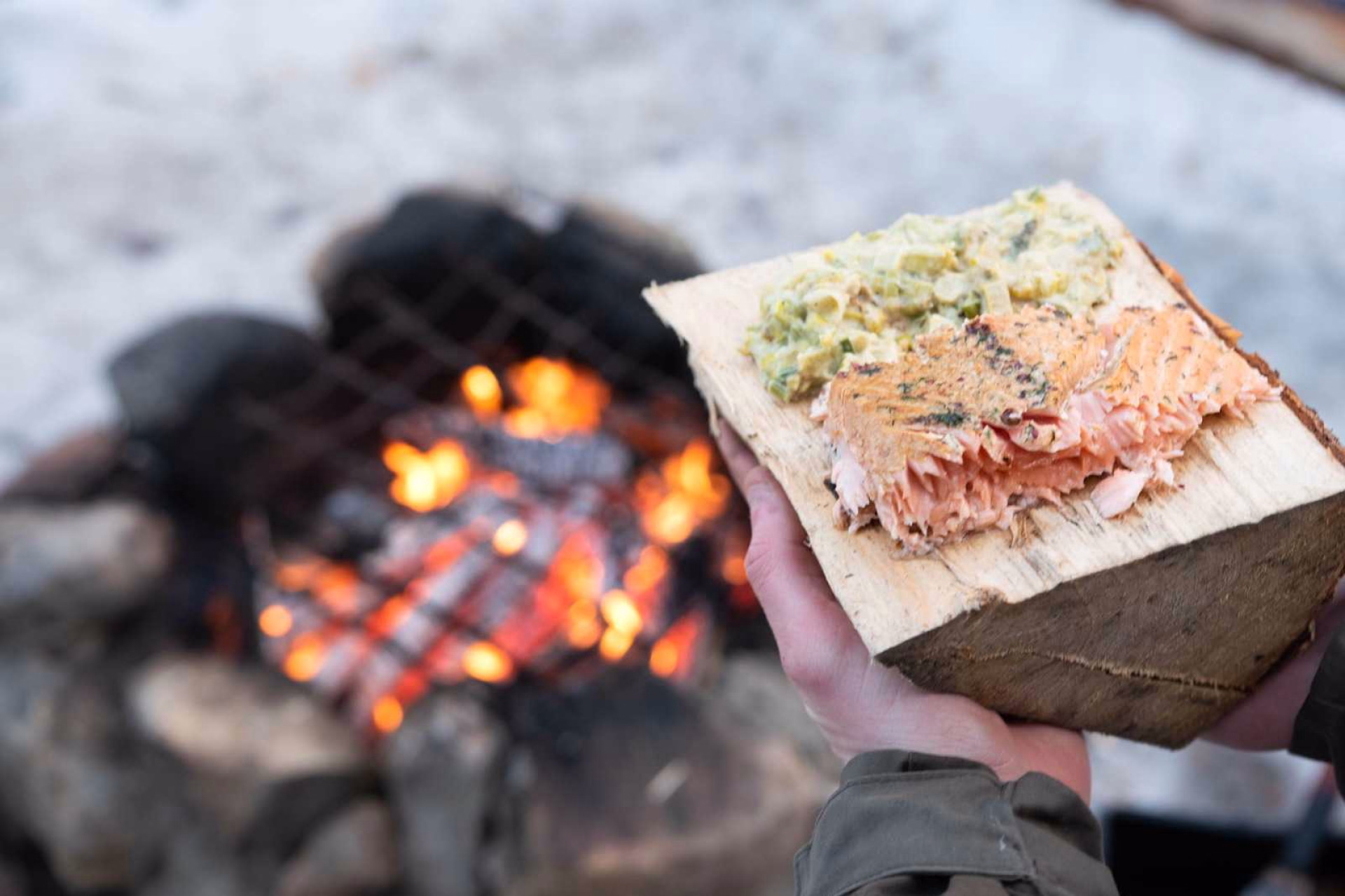 Repas dans la taiga au feu de bois