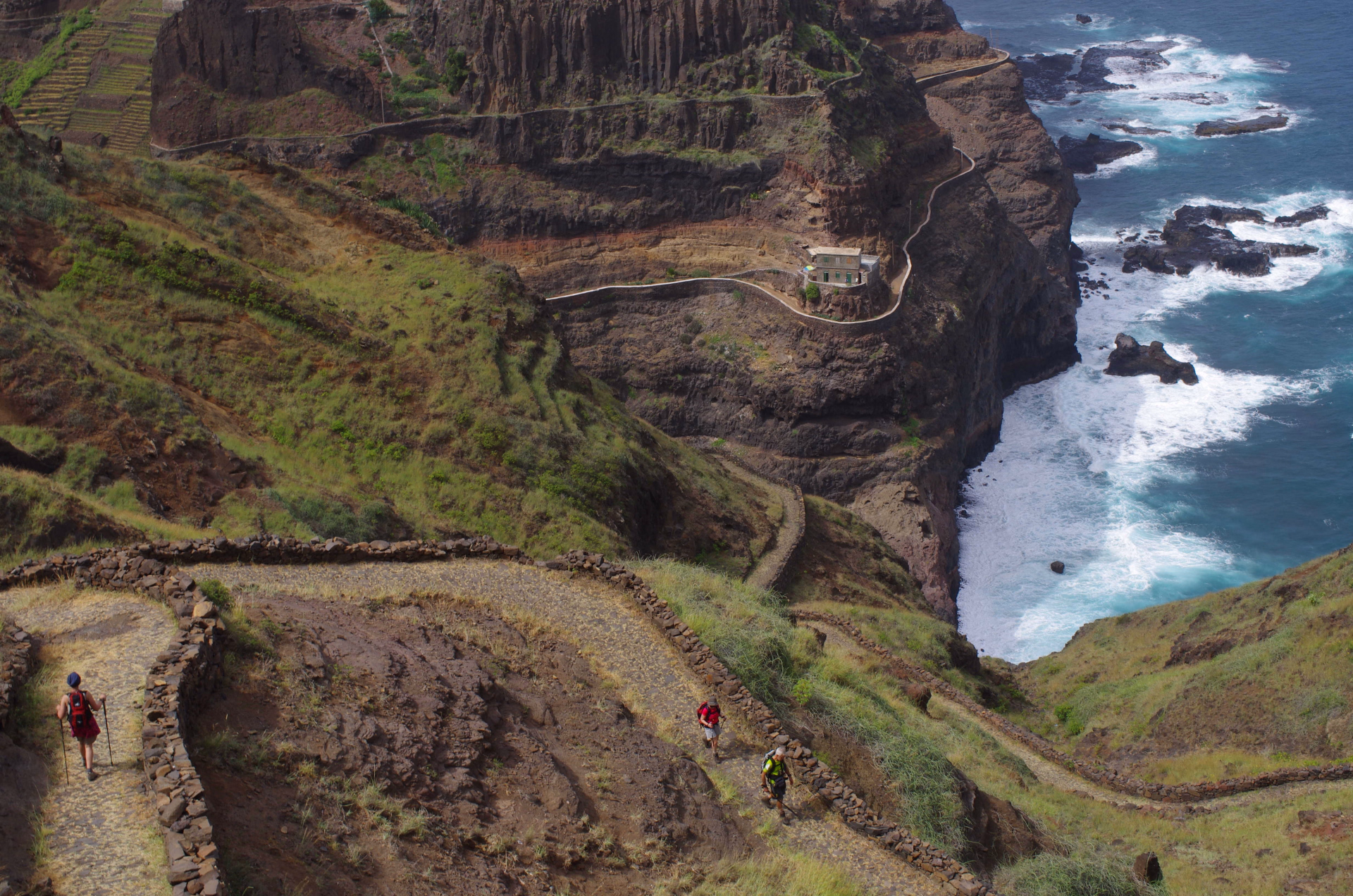 Sentiers muletiers en balcons de la randonnée côtière de Santo Antao