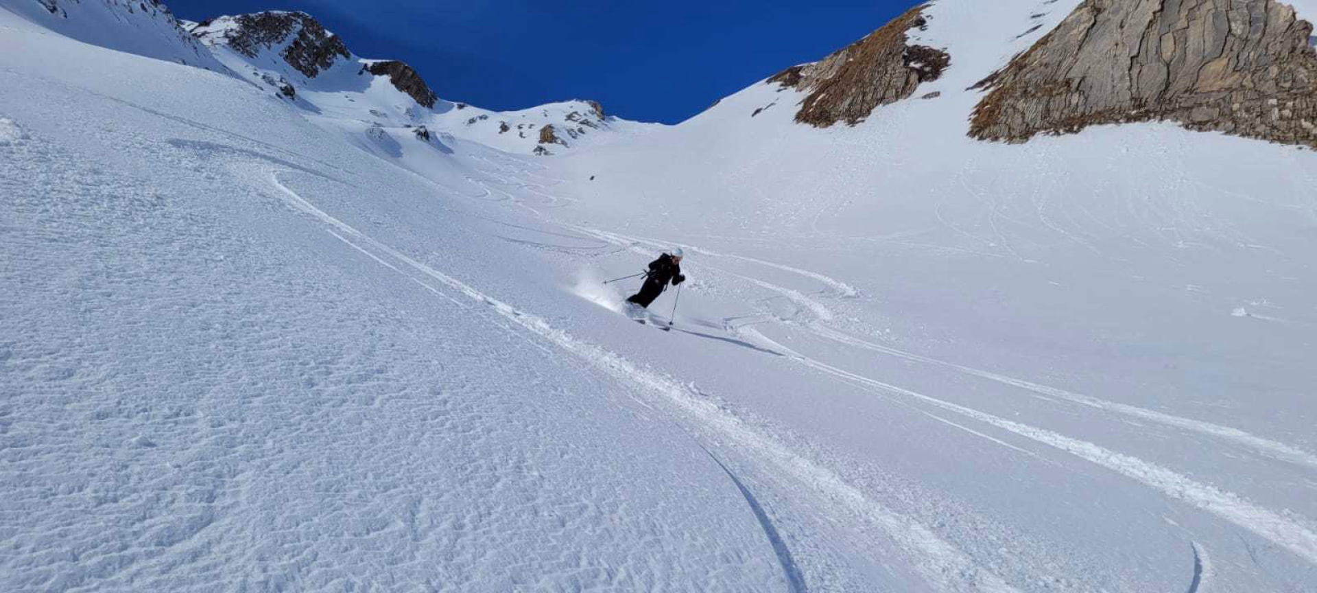 Skieur de randonnée à la descente