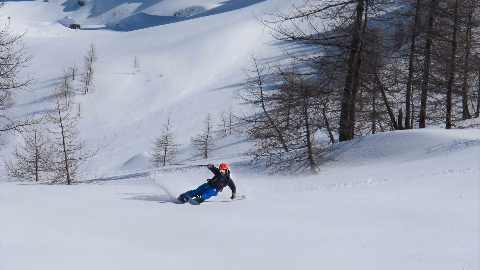 Skieur de randonnée à la descente