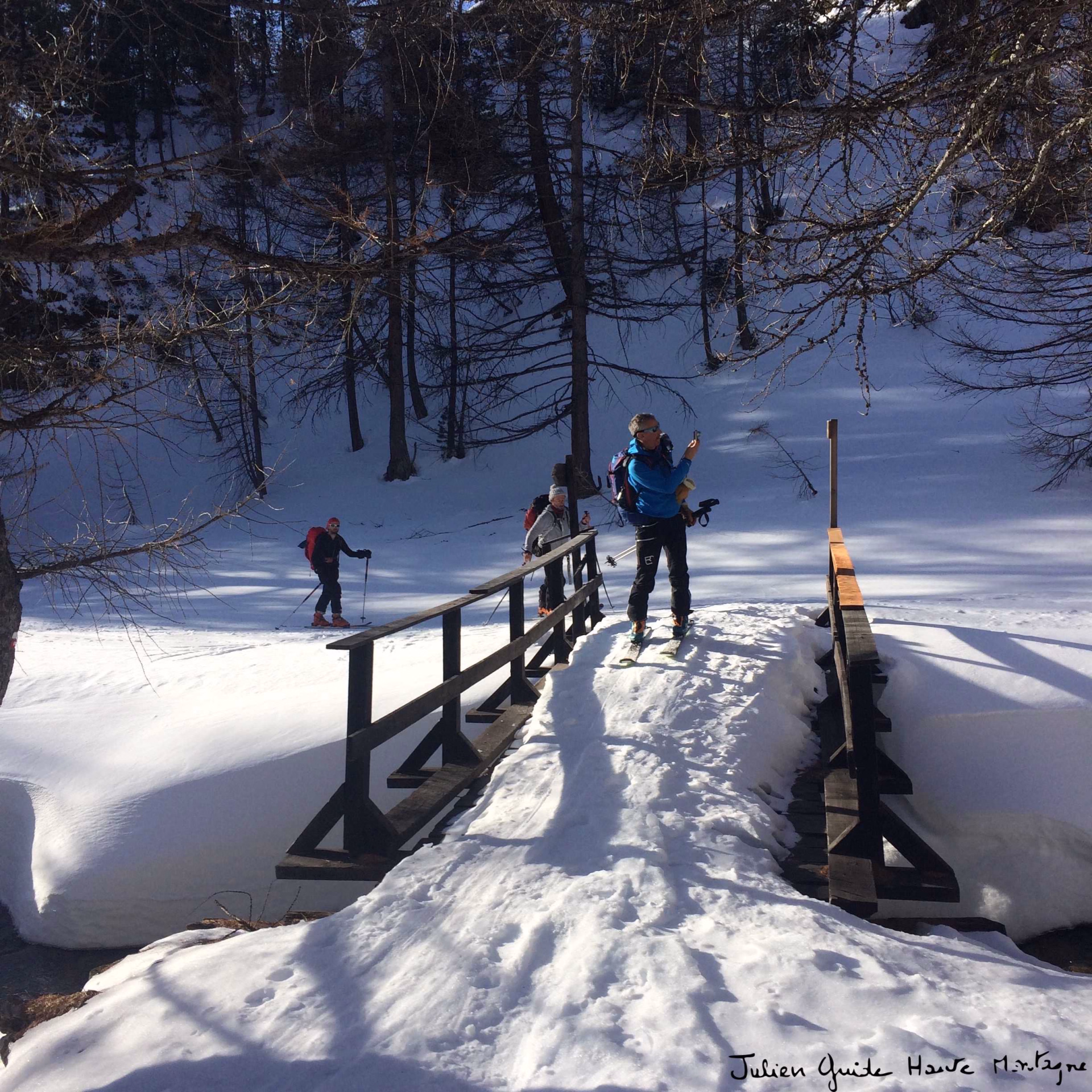 Skieur de randonnée sur un pont