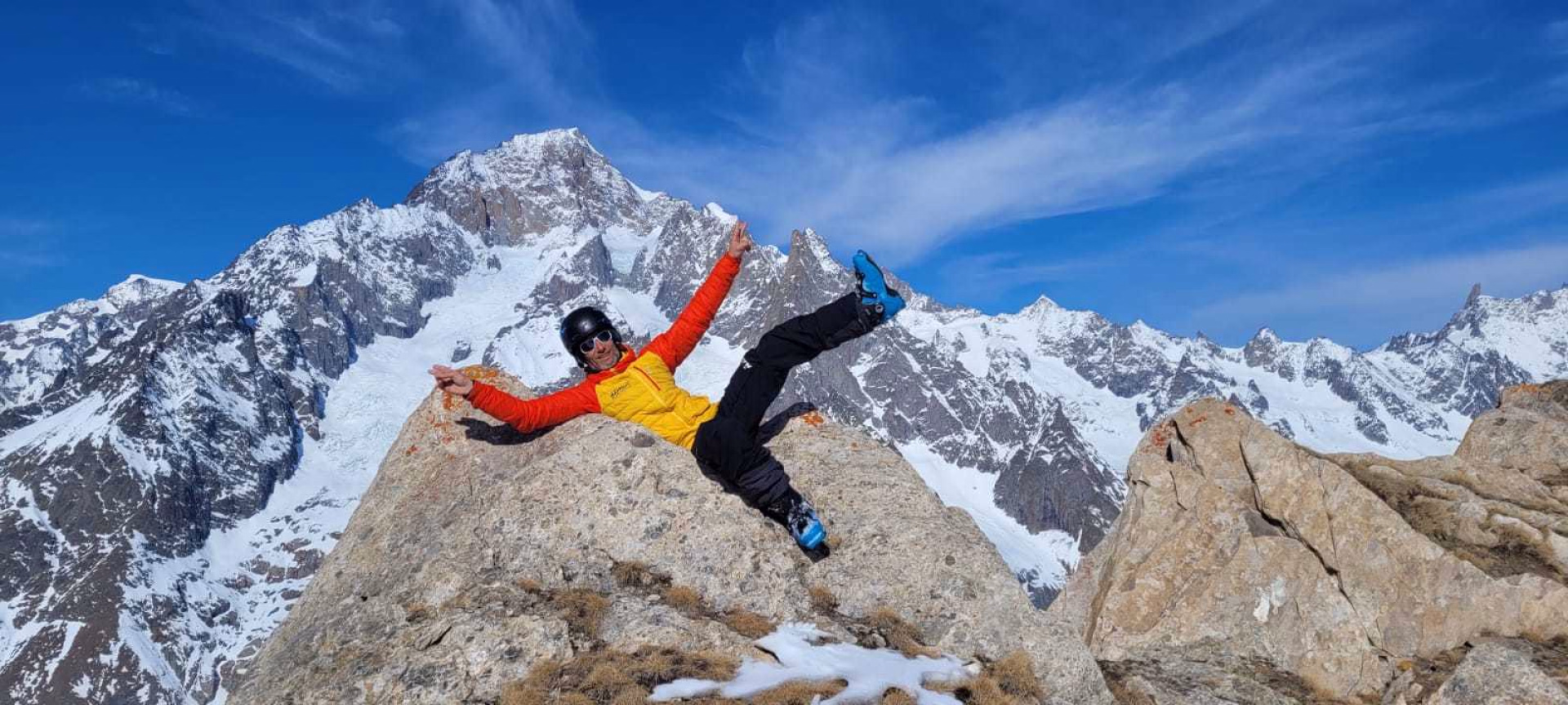 Skieur de randonnée sur un rocher