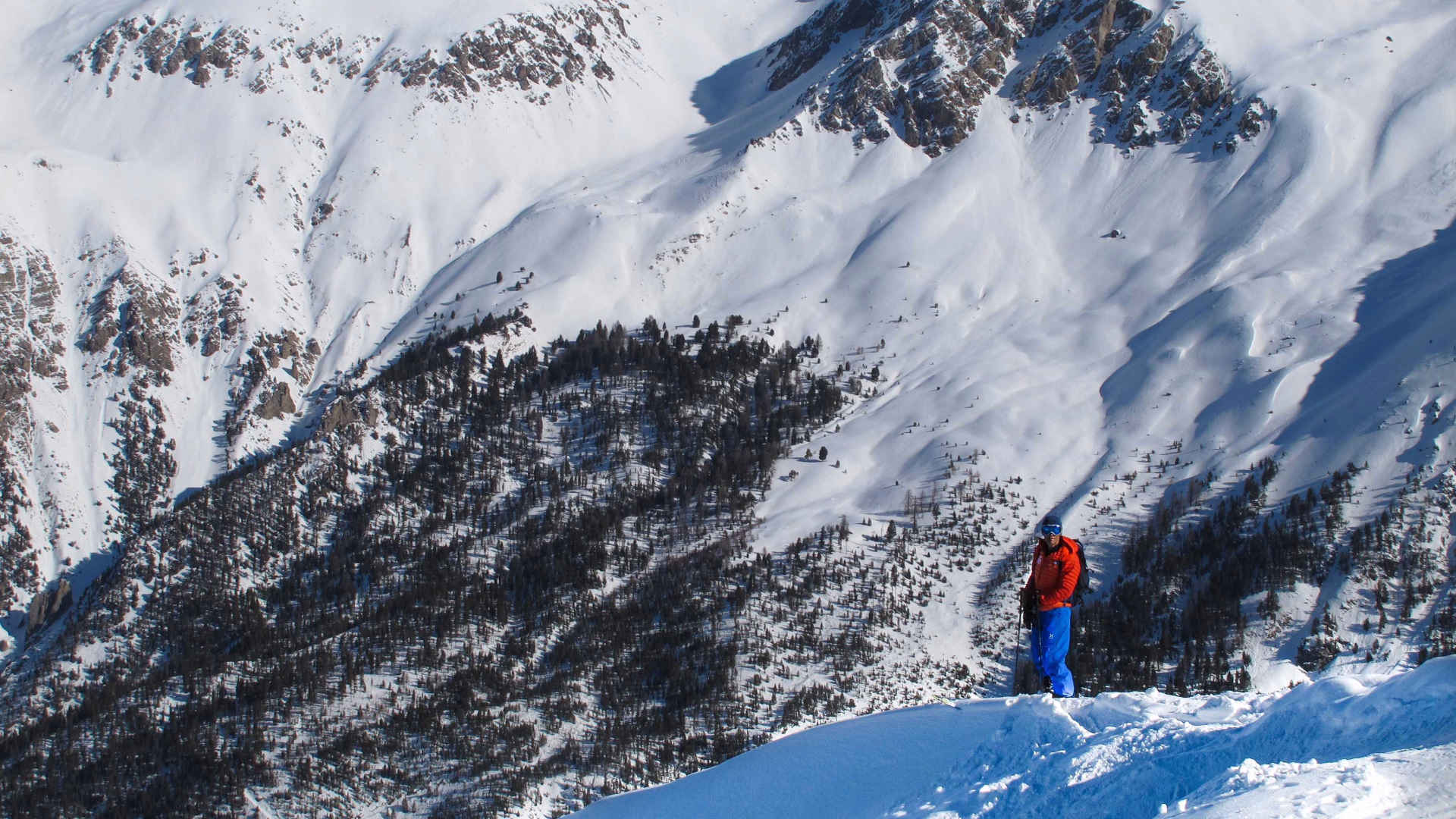 Skieur de randonnée sur un rocher