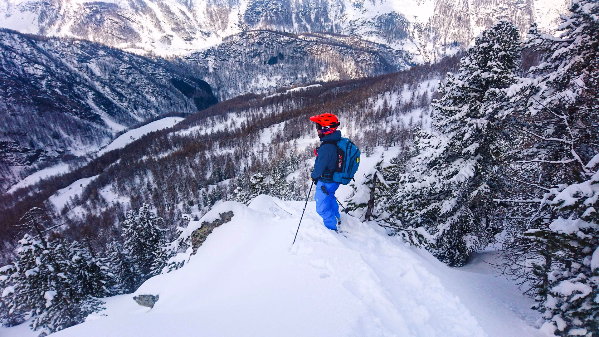 Skieur de randonnée sur un rocher