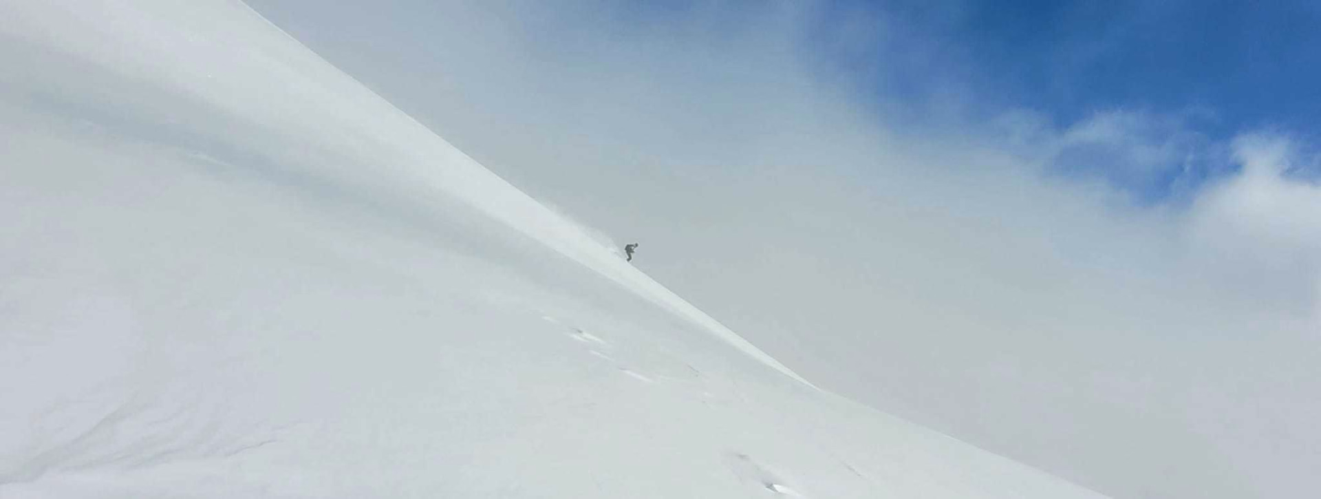 Skieur descends une face exposée