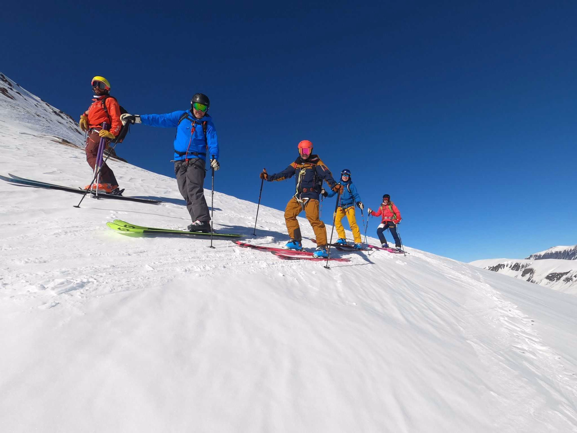 Skieurs de randonnée à la descente