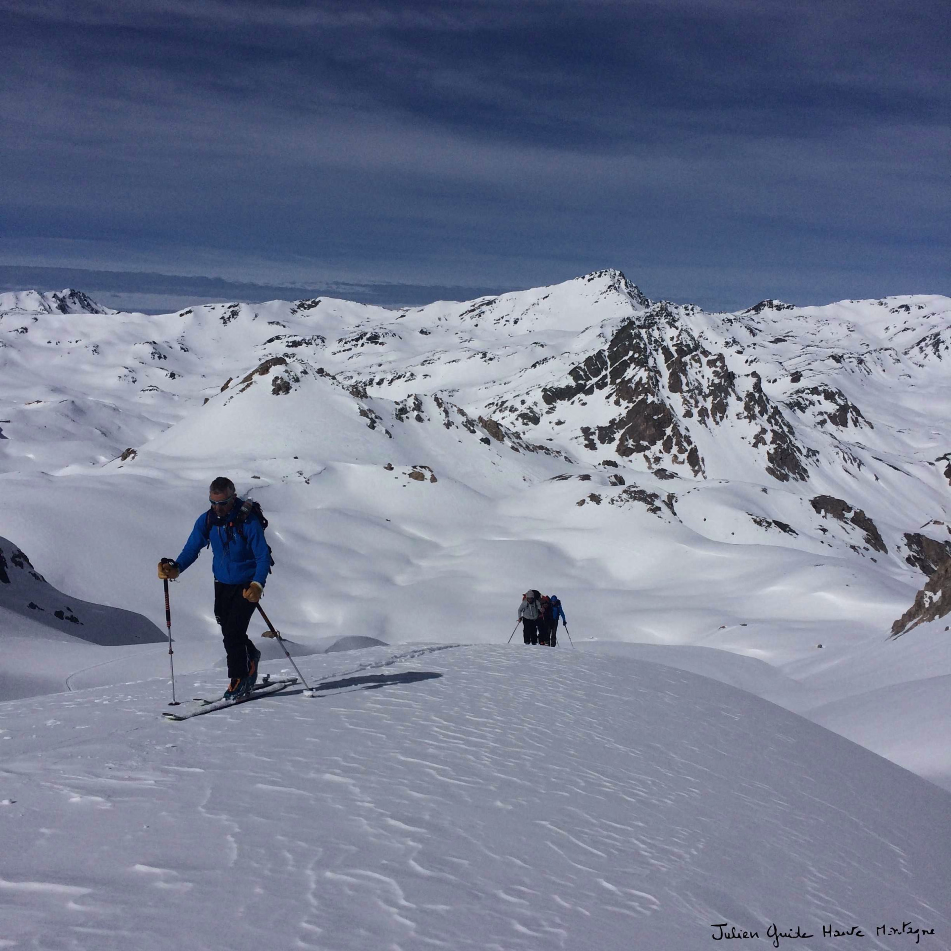 Skieurs de randonnée à la montée