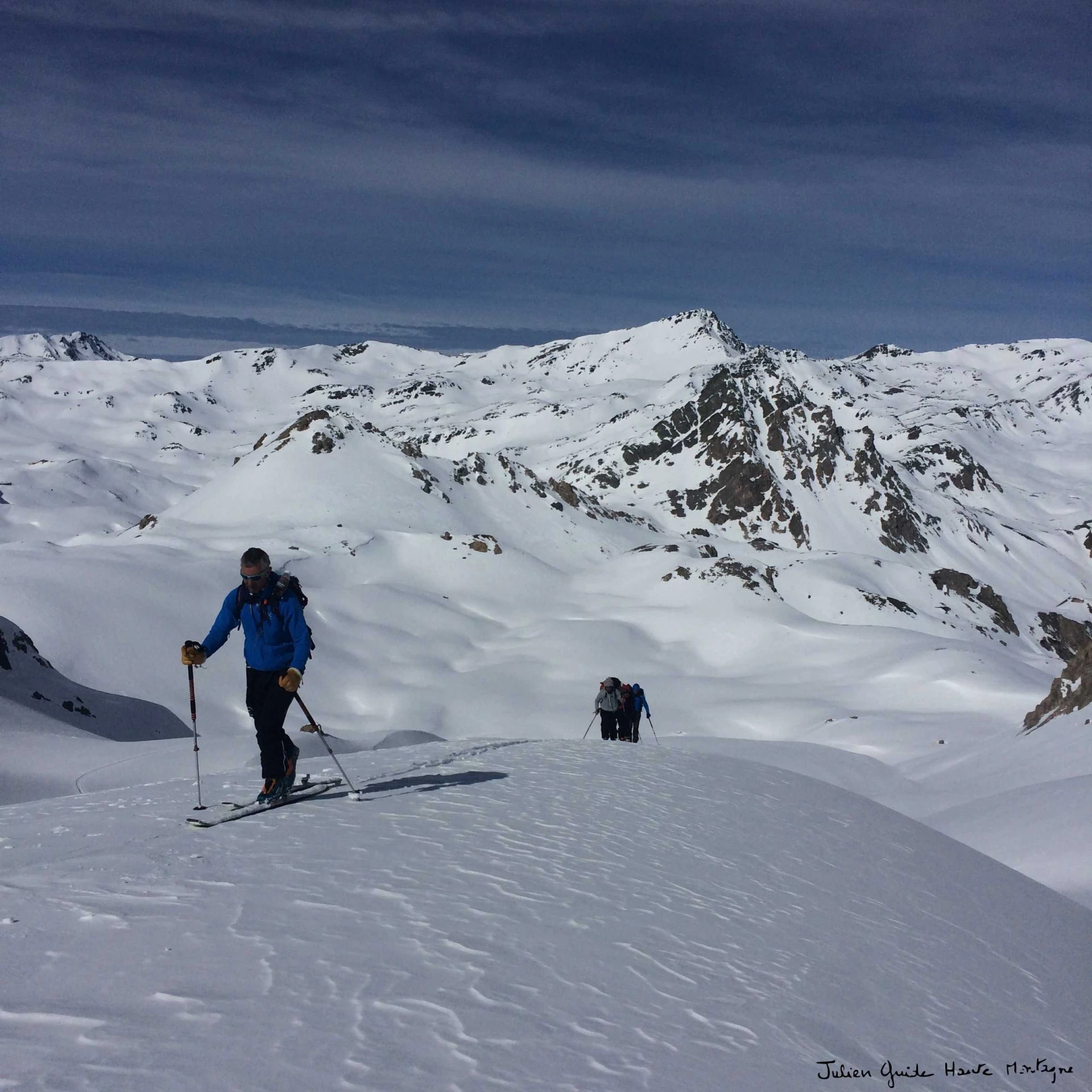 Skieurs de randonnée à la montée