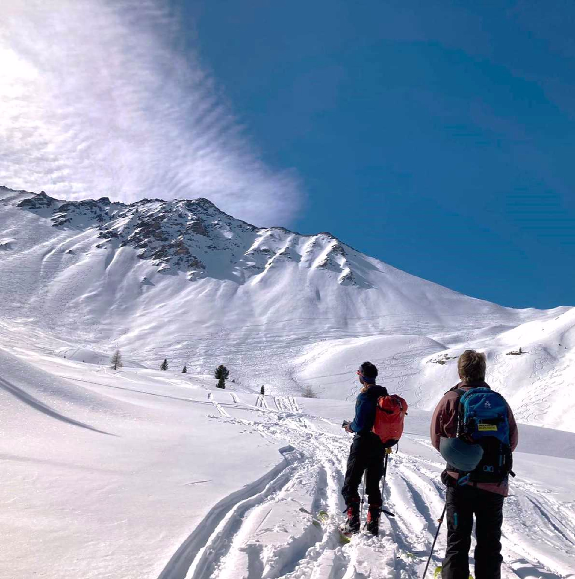 Skieurs de randonnée à la montée