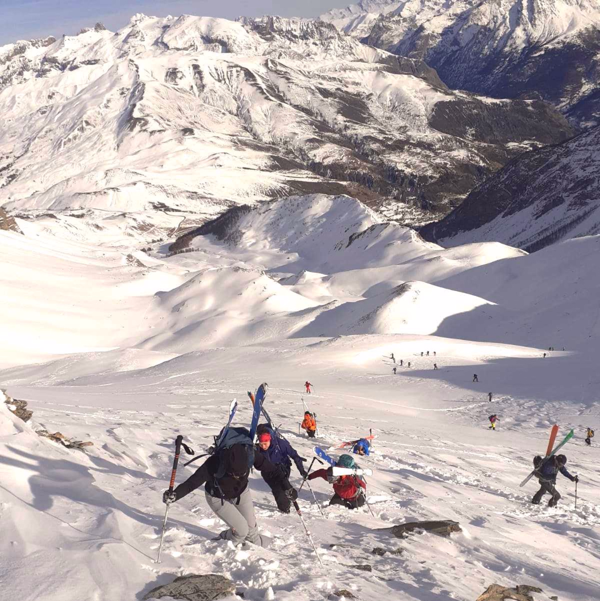 Skieurs de randonnée à la montée