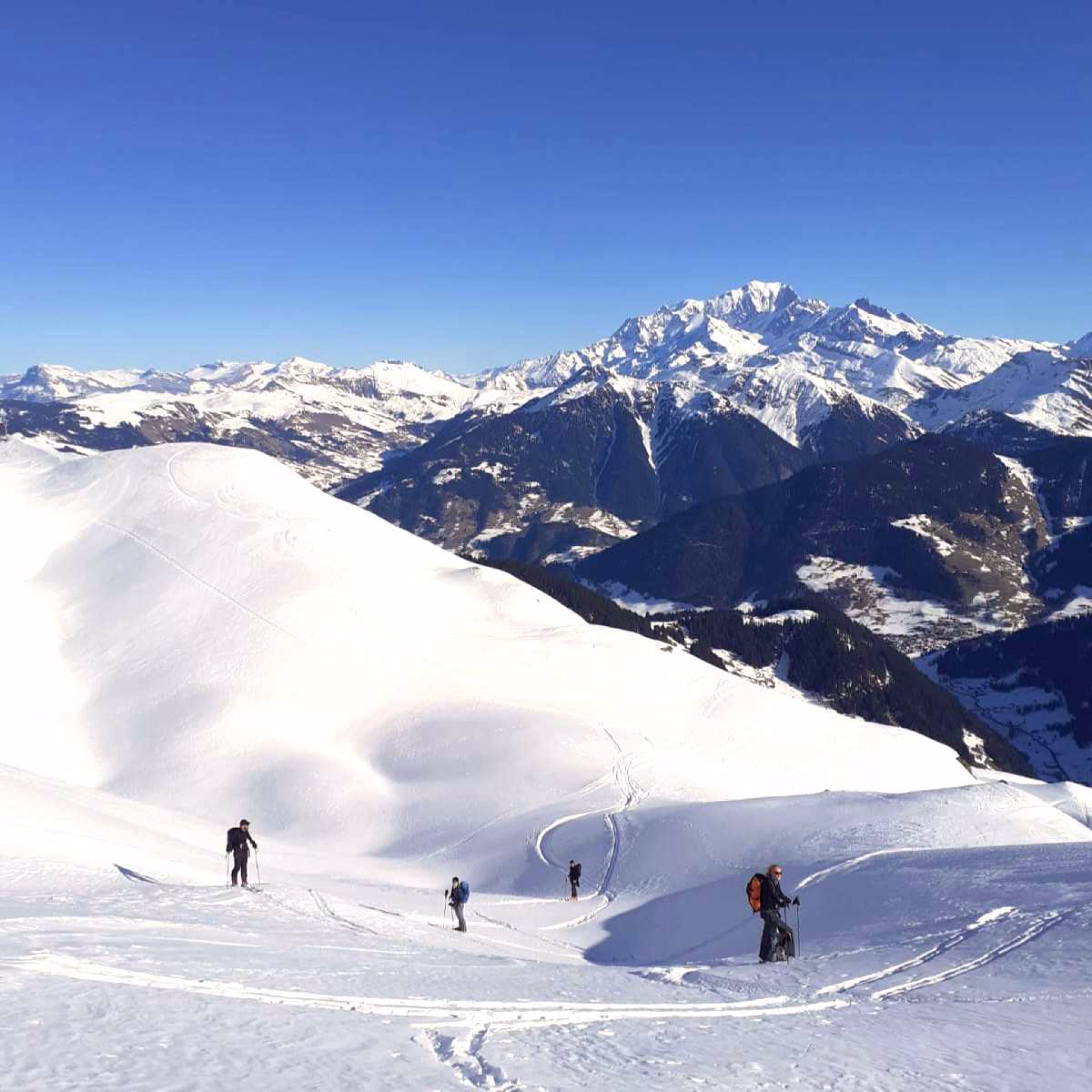 Skieurs de randonnée à la montée