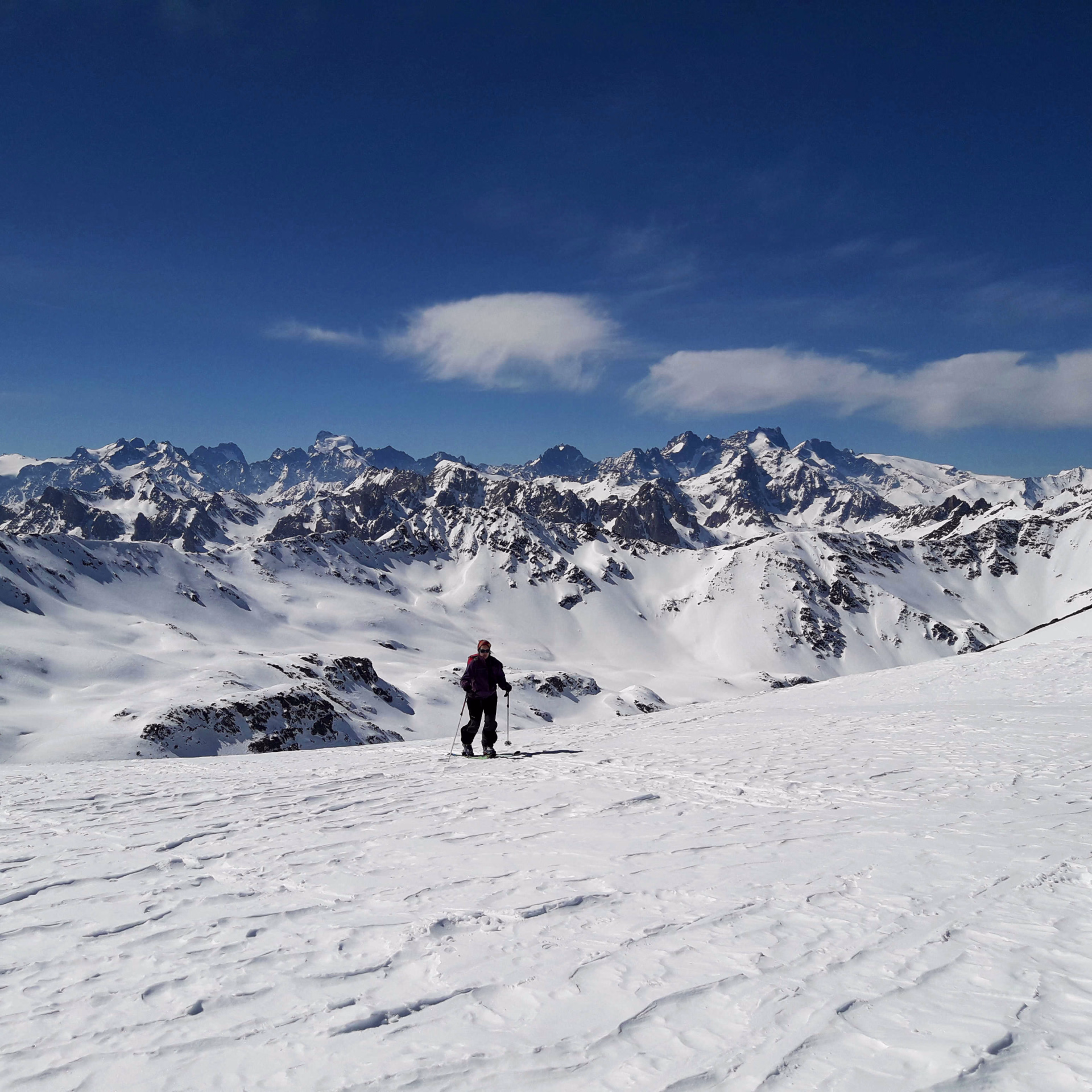 Skieurs de randonnée dans une plaine enneigée