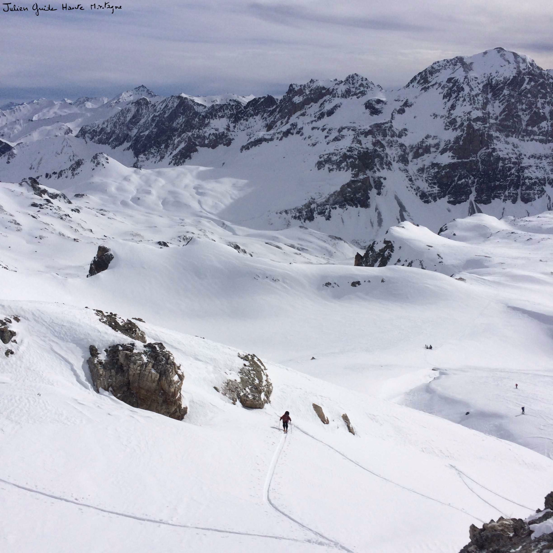 Skieurs de randonnée au loin