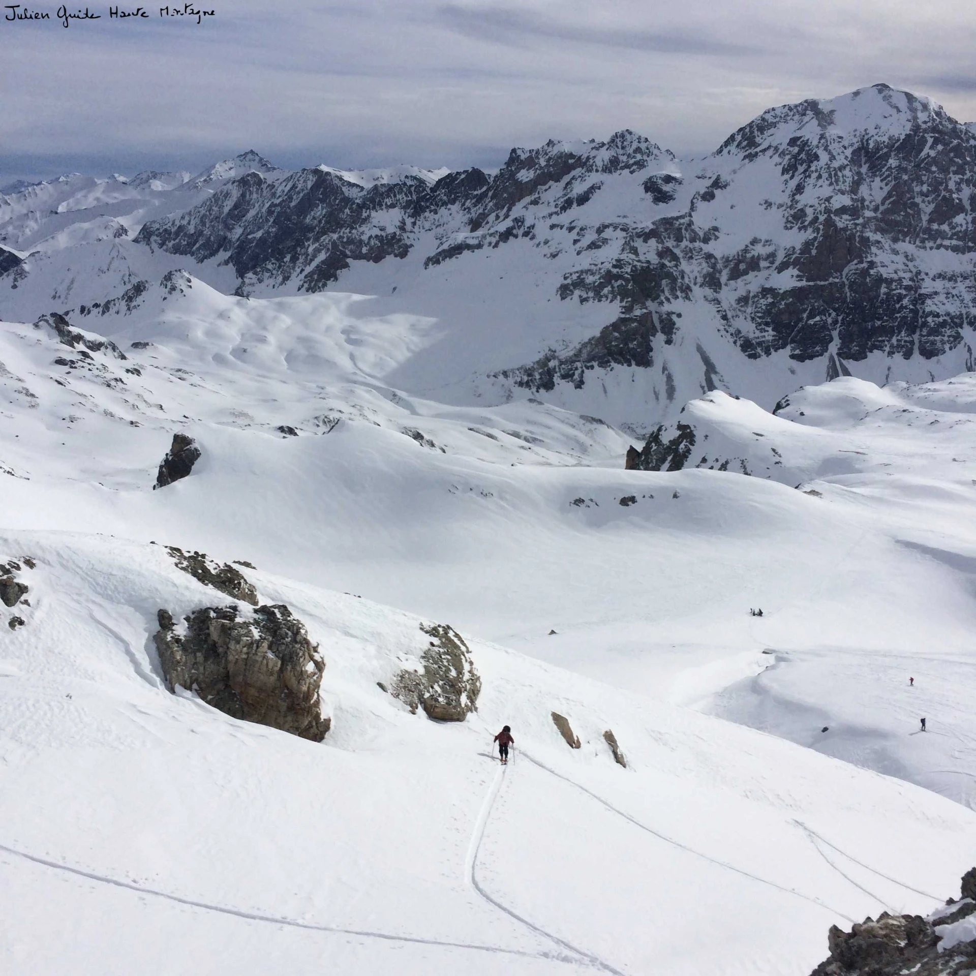 Skieurs de randonnée au loin