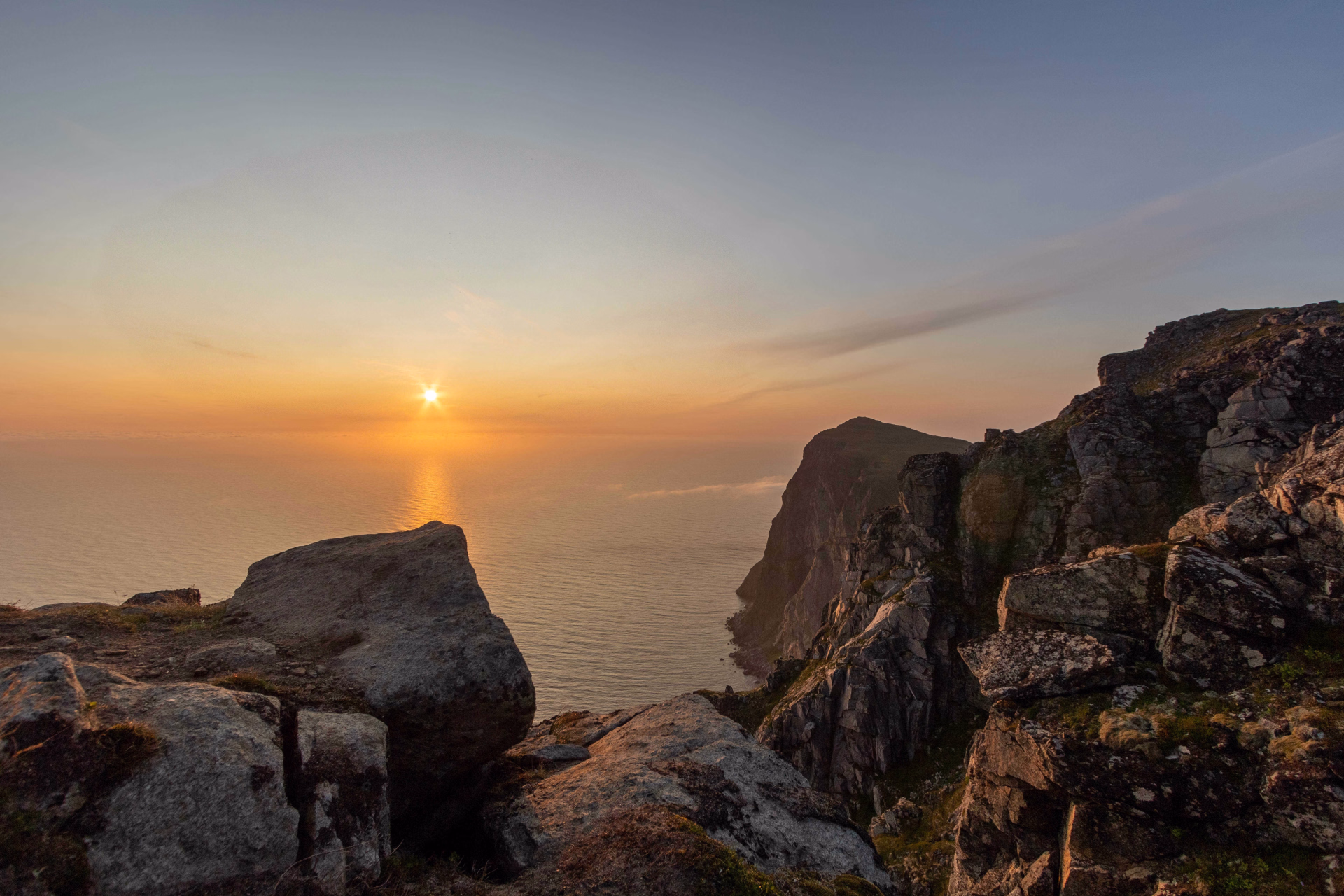 Soleil de minuit en Norvège, au sommet du mont Ryten