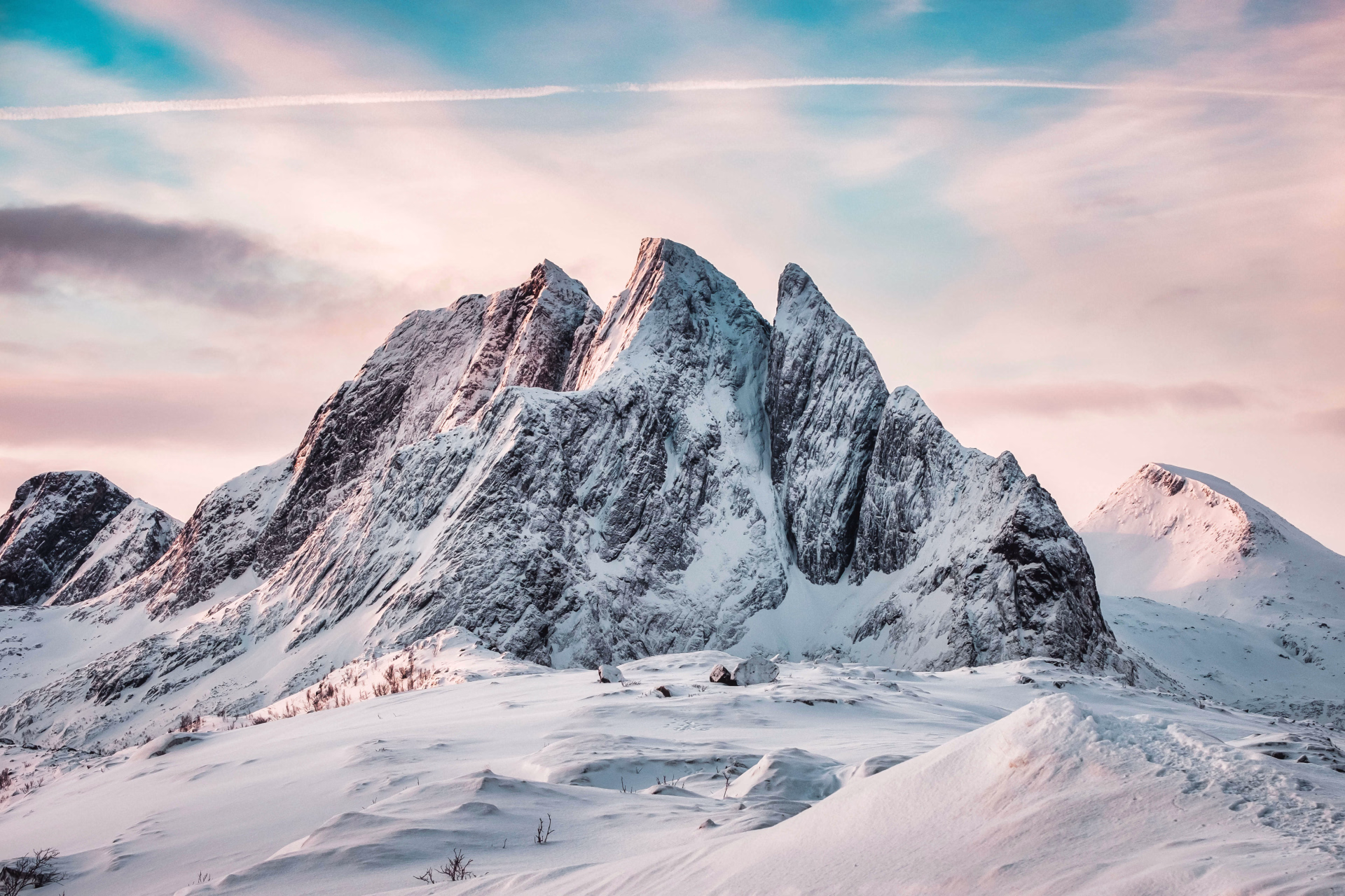 Sommet enneigé sur l'île de Senja