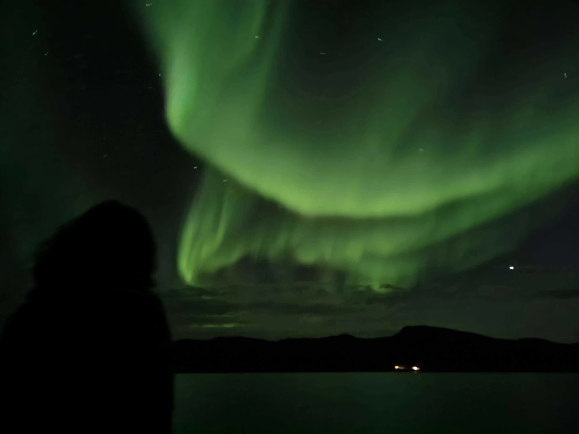 Sous les aurores boréales l'hiver en Norvège