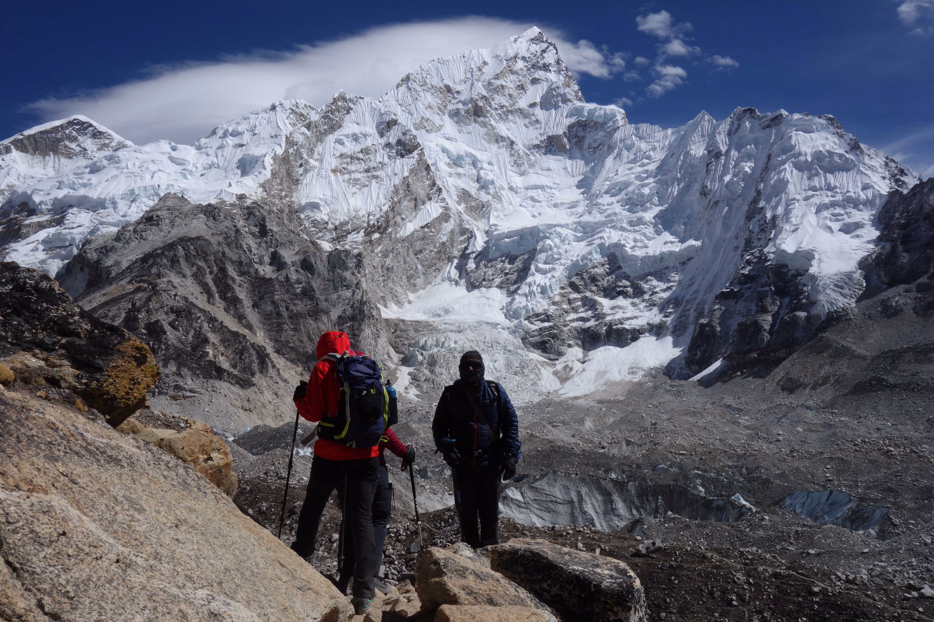 Trekkeurs devant la face sud du Nuptse