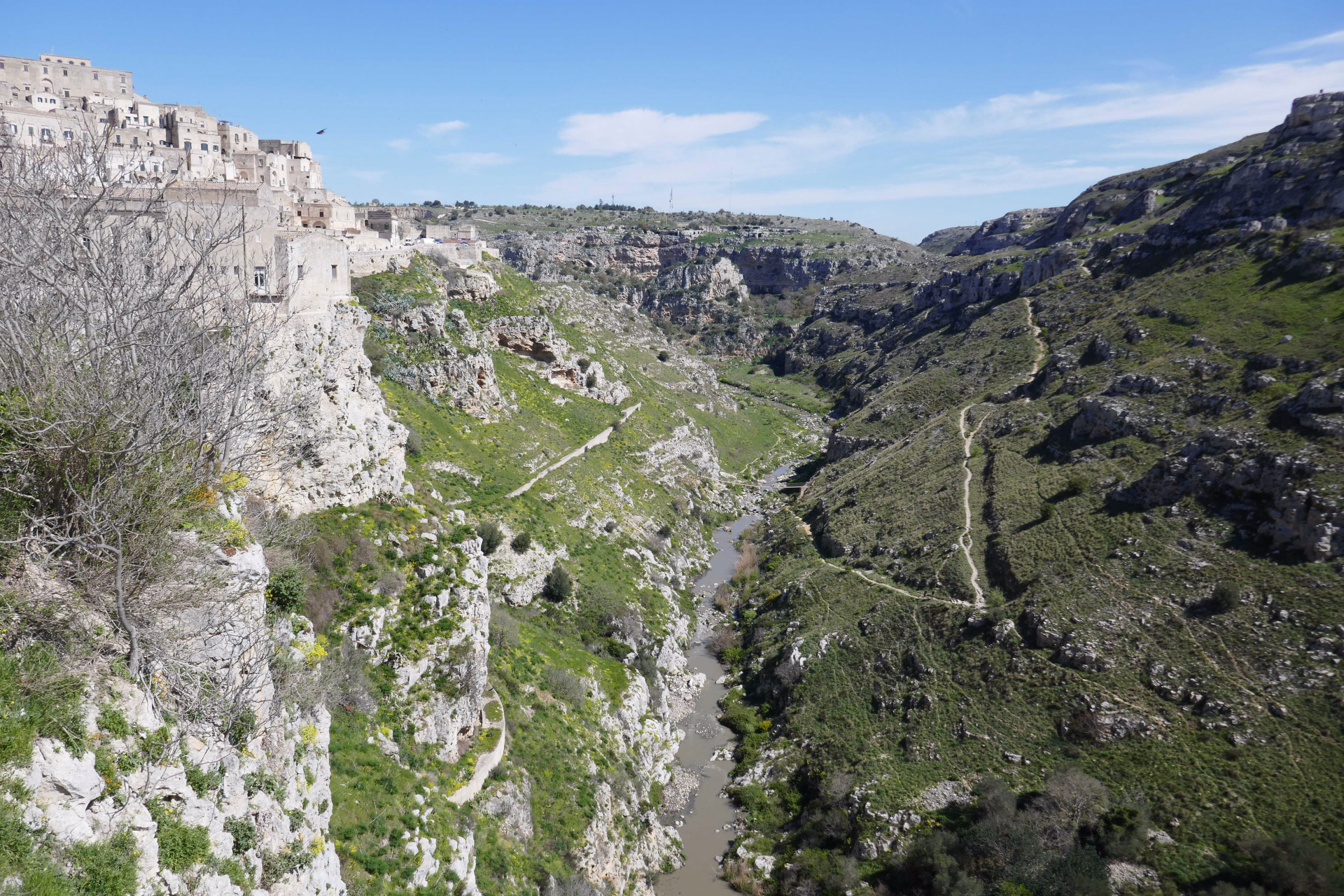 Village de Matera et le ravin de la Gravina dans la région des Pouilles