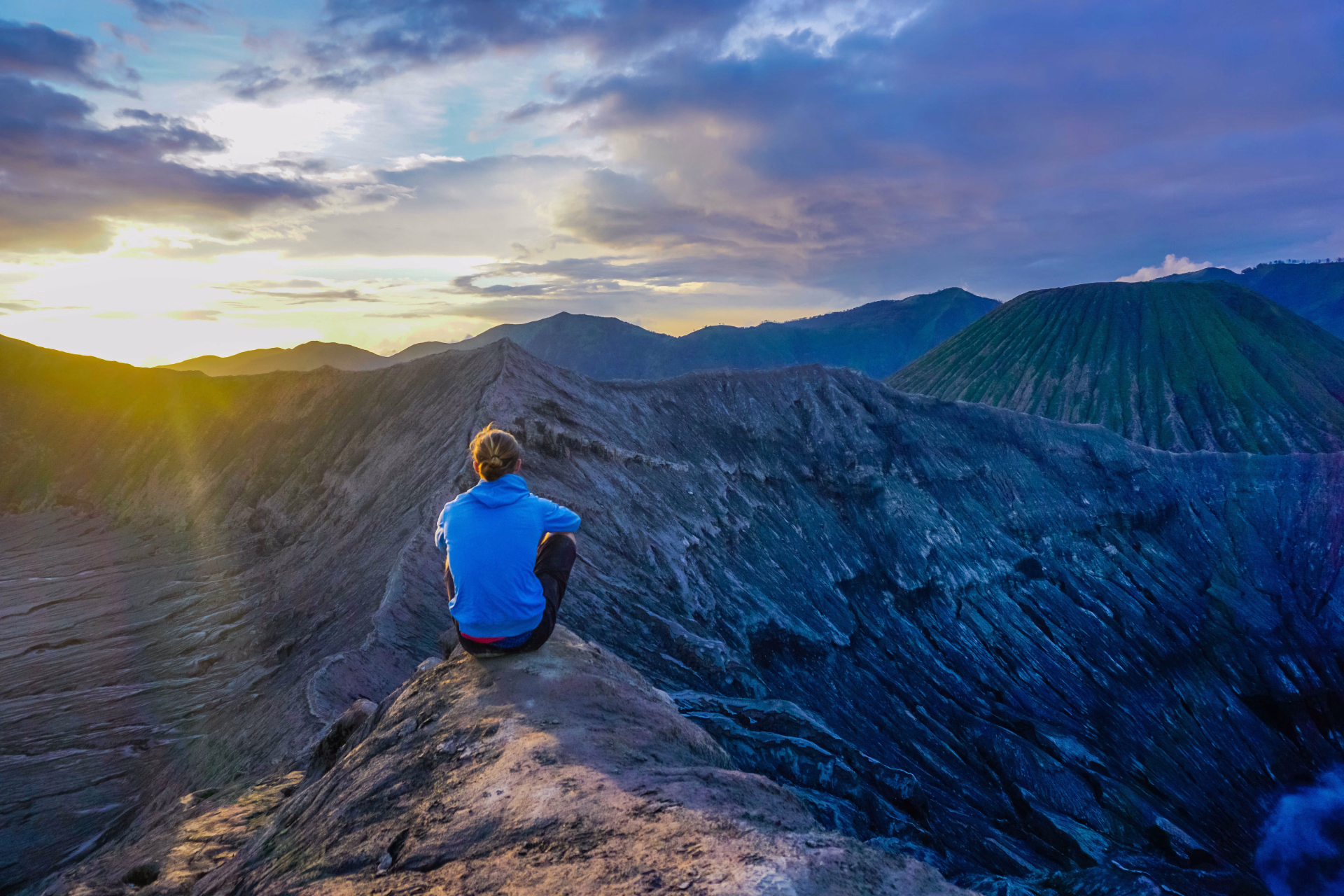 Voyageur près du volcan Bromo, Indonésie