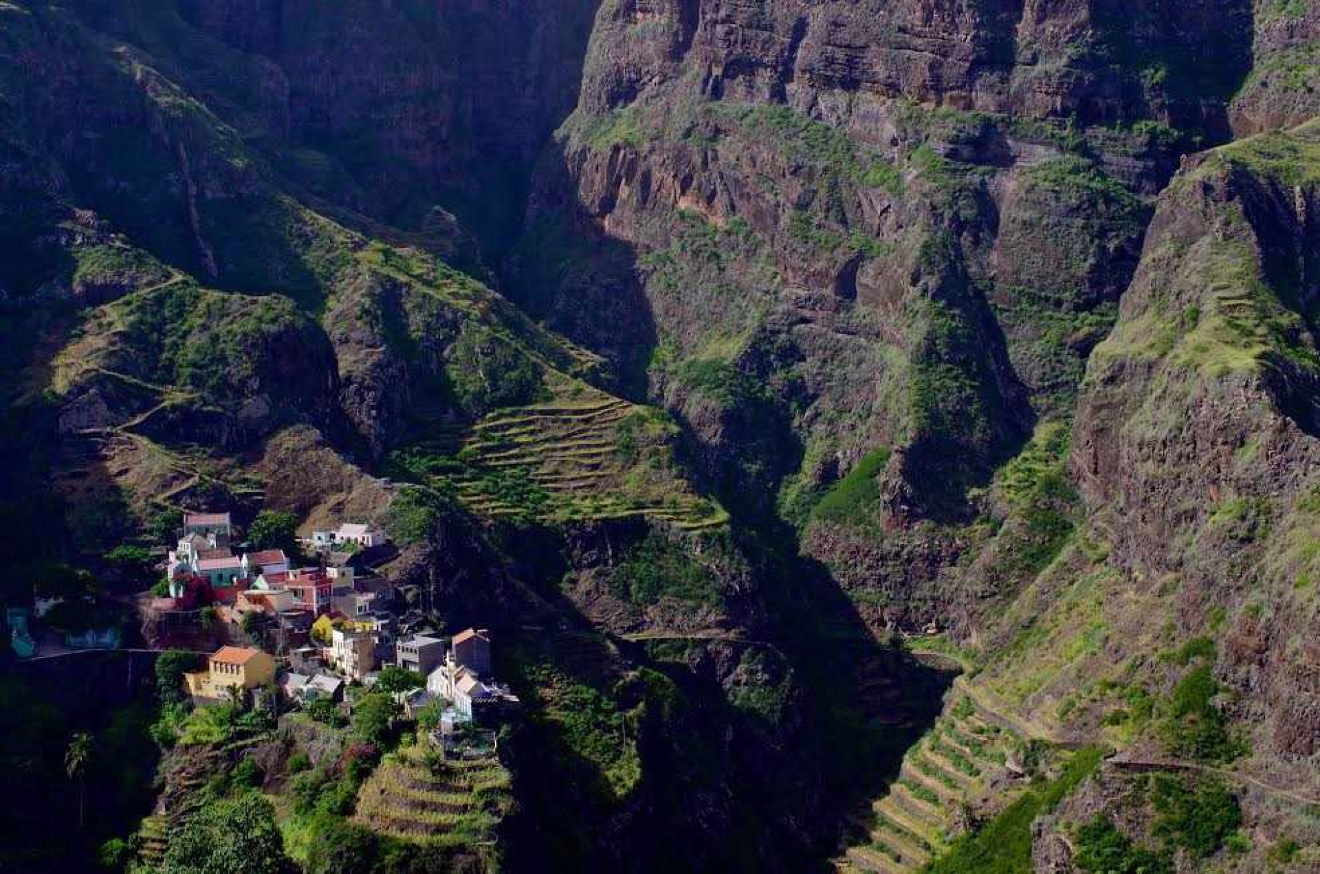 Vue plongeante sur le petit village de Fontainhas et ses terrasses