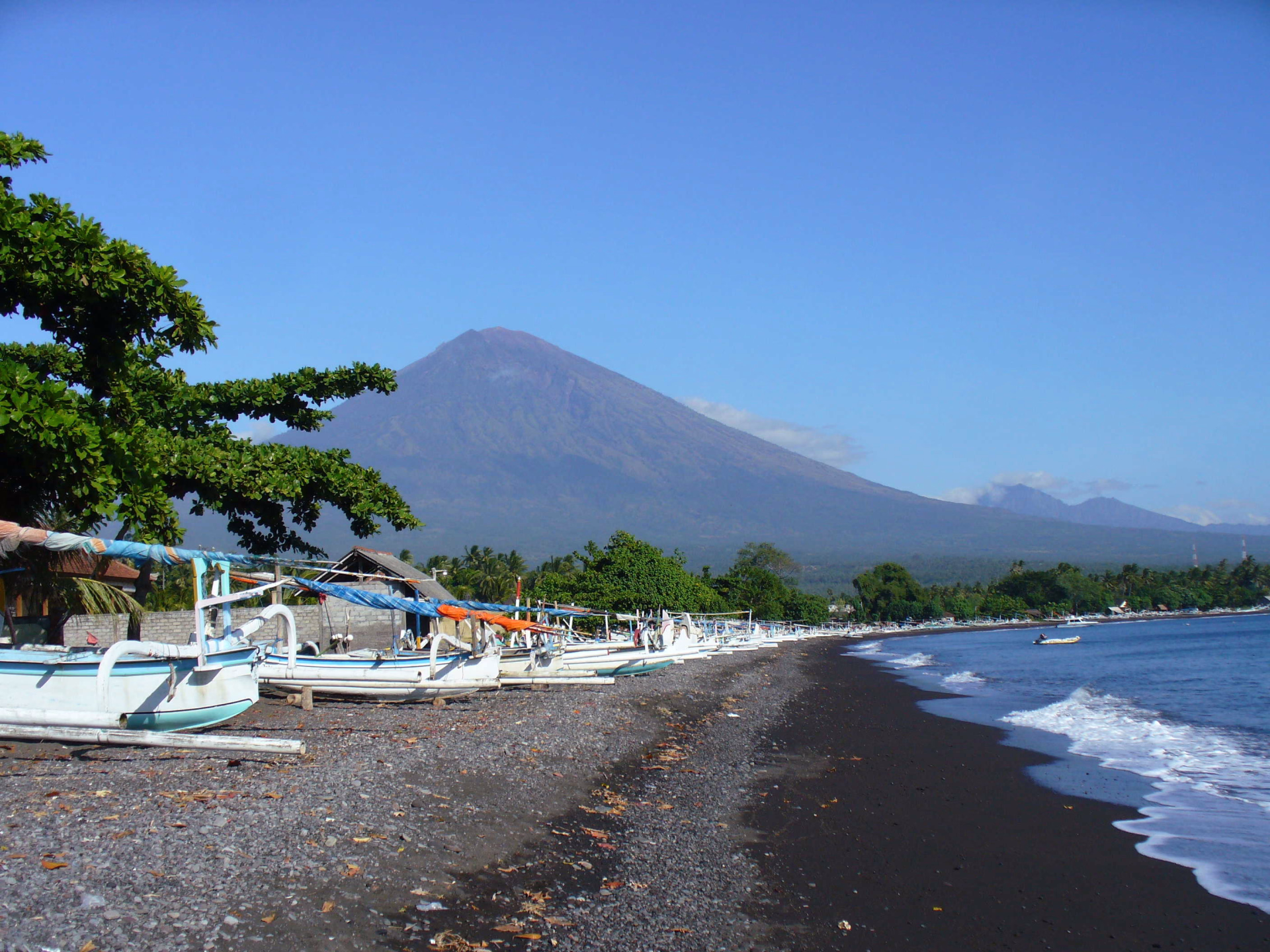 Vue sur le volcan Agung depuis la plage d'Amed
