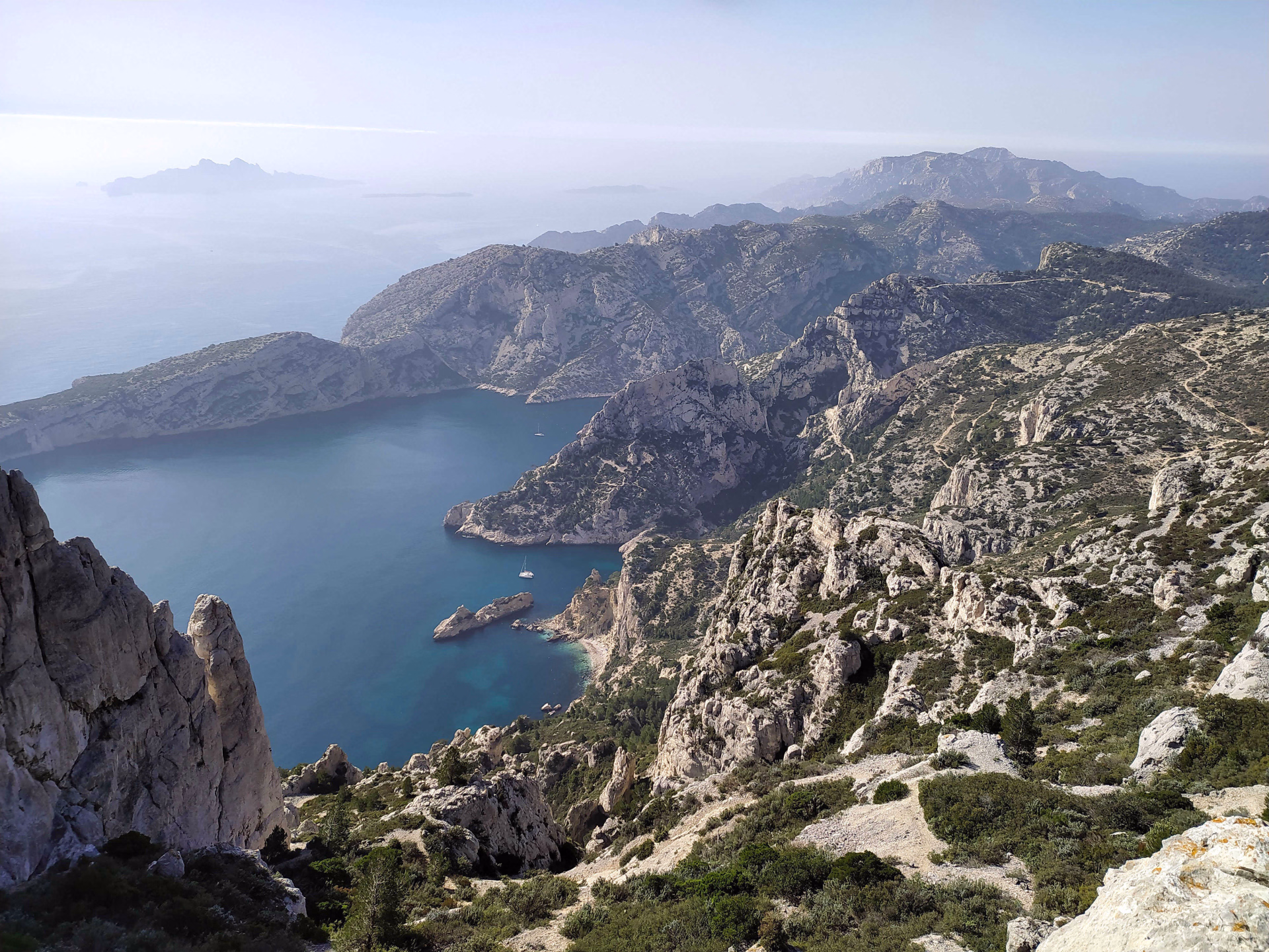 Vue sur les calanques de Sugiton et Morgiou depuis le Mont Puget, calanques de Marseille