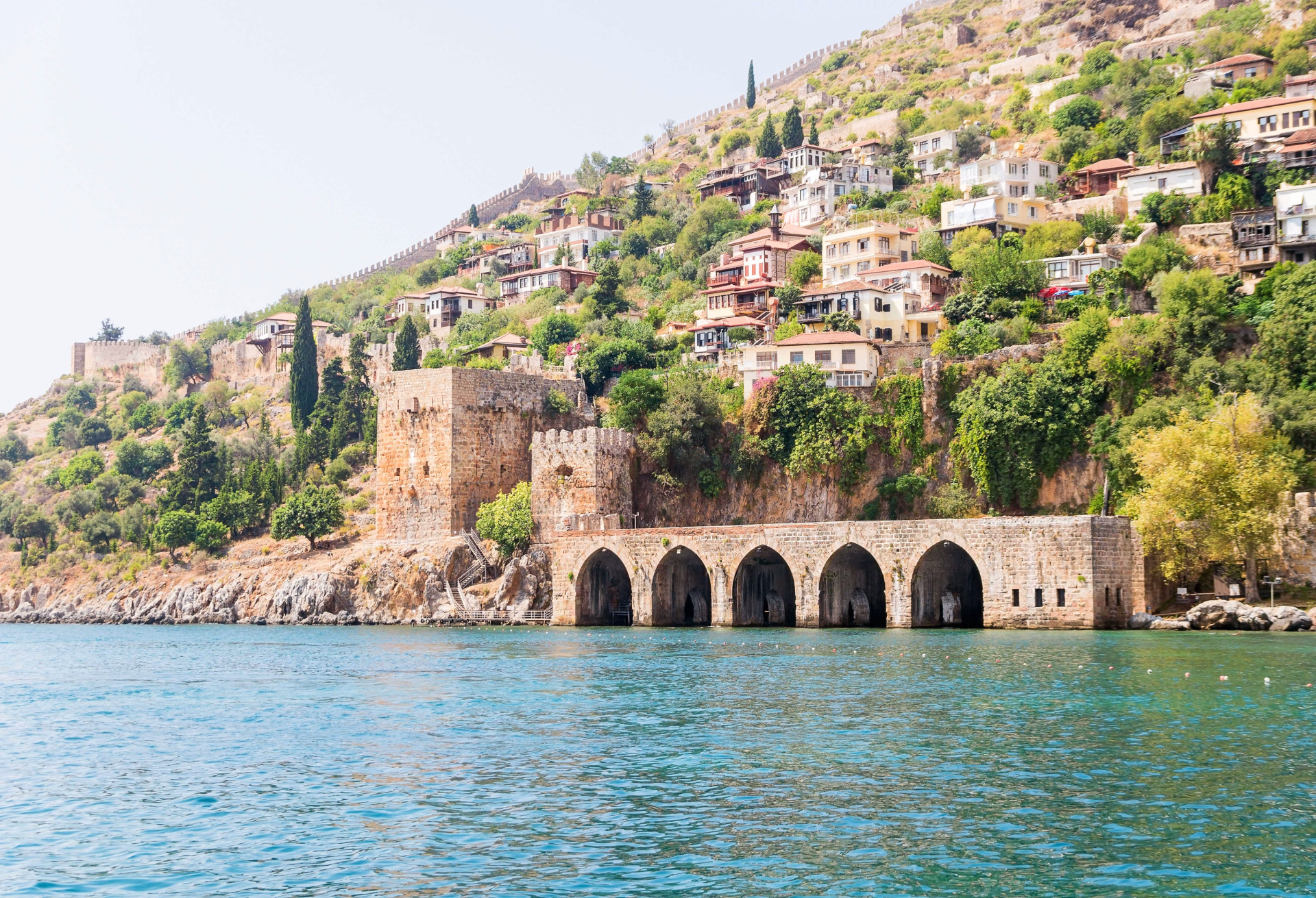 Vue sur Tersane en Turquie depuis la mer