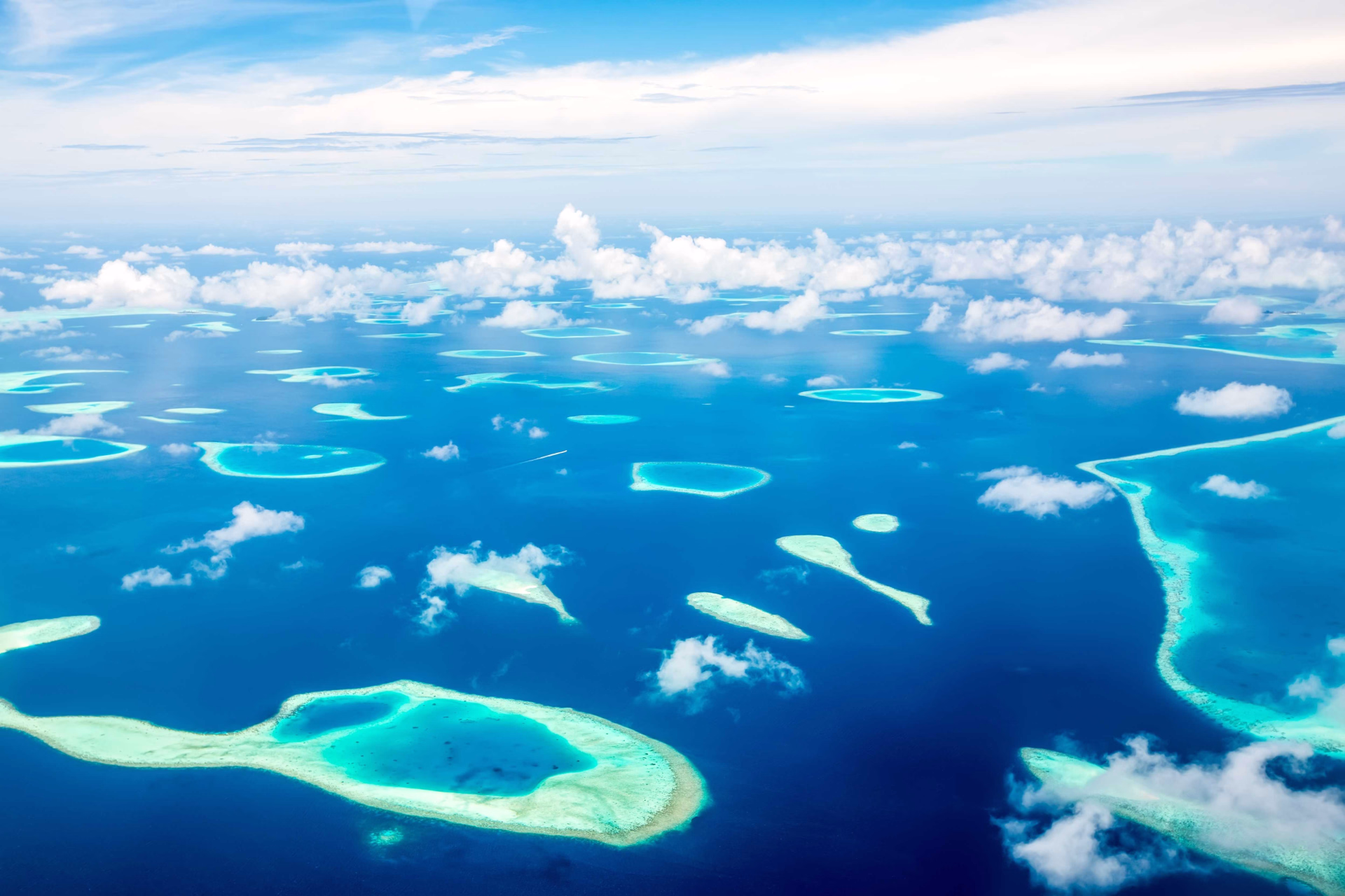Vues du ciel déjà, les Maldives ont des allures de paradis perdu