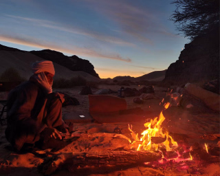 Feu de camp touareg  dans le désert algérien