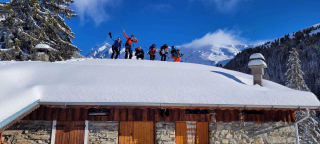 Groupe de skieurs sur un toît enneigé