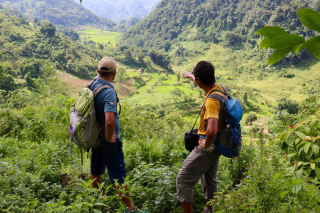 Randonneurs admirant la vue sur les rizières de Ha Giang au Vietnam