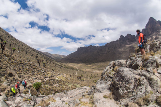 Randonneurs sur le chemin du Mont Kenya