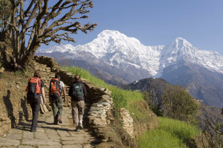 Trekkeurs dans les balcons des Annapurnas, face à l'Annapurna Sud