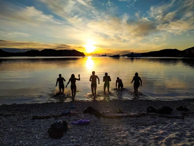 baignade dans le Nord sous le soleil de minuit