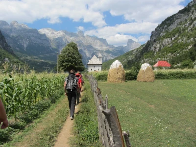 Randonnée dans la vallée de Teth dans les Alpes albanaises