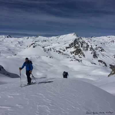 Skieurs de randonnée à la montée