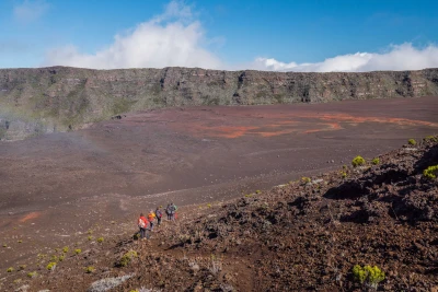 Randonneurs dans le cratère de la Fournaise