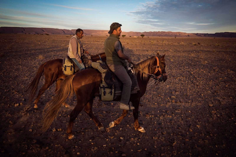 Cavaliers dans le désert, Maroc