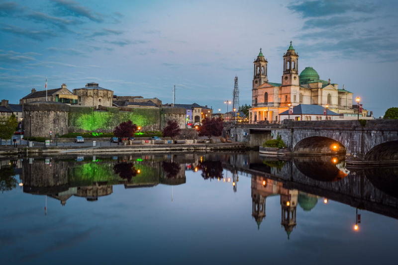 Église, château et pont d'Athlone en Irlande