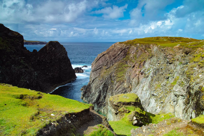 Falaises sur l'île d'Inishbofin en Irlande