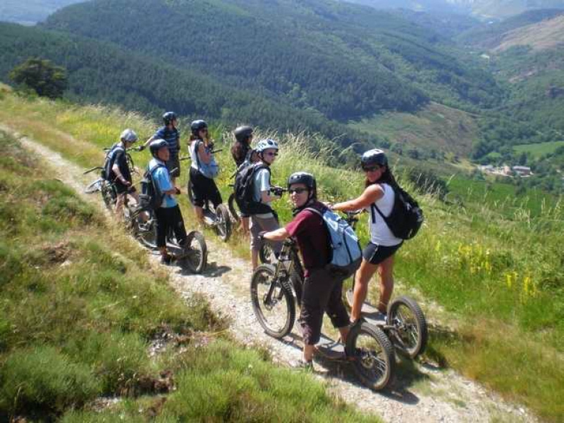Groupe de personnes faisant du VTT