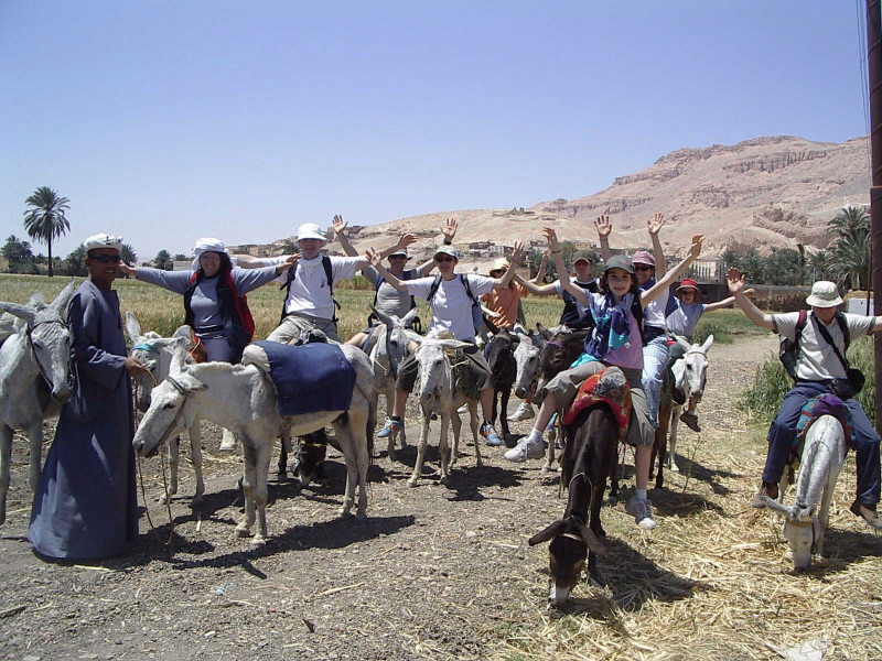 Groupe de voyageurs à dos d’ânes en Egypte