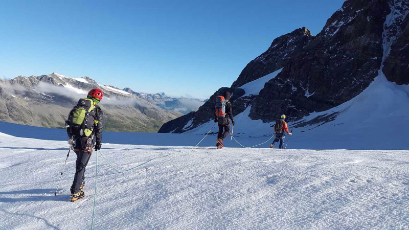 marche sur glacier dans les Alpes
