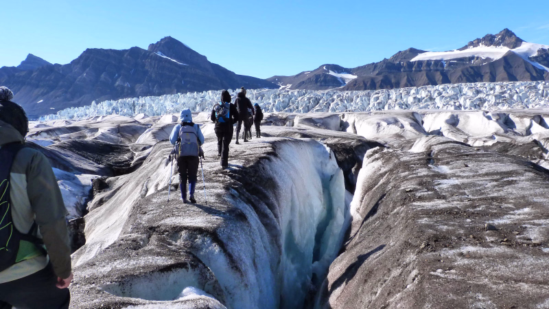 Marche sur le glacier de Svéa, Svalbard, Arctique