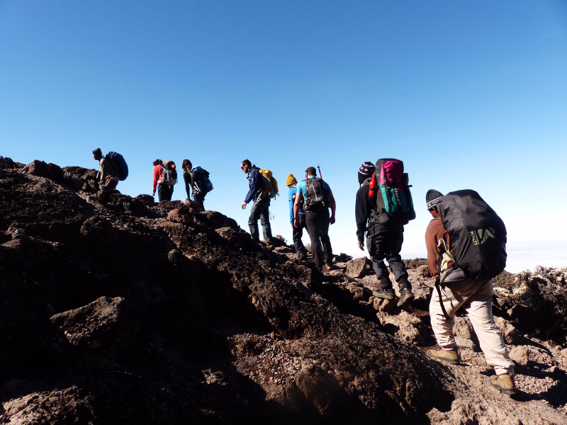Montée dans le sésert volcanique basaltique durant l'ascension du Kili Tanzanie