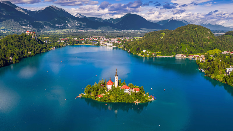 photo du lac dans le village de Bled en Slovénie