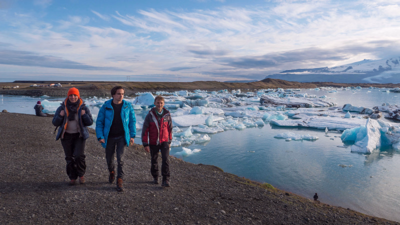 Randonneurs à Jokulsarlon en Islande